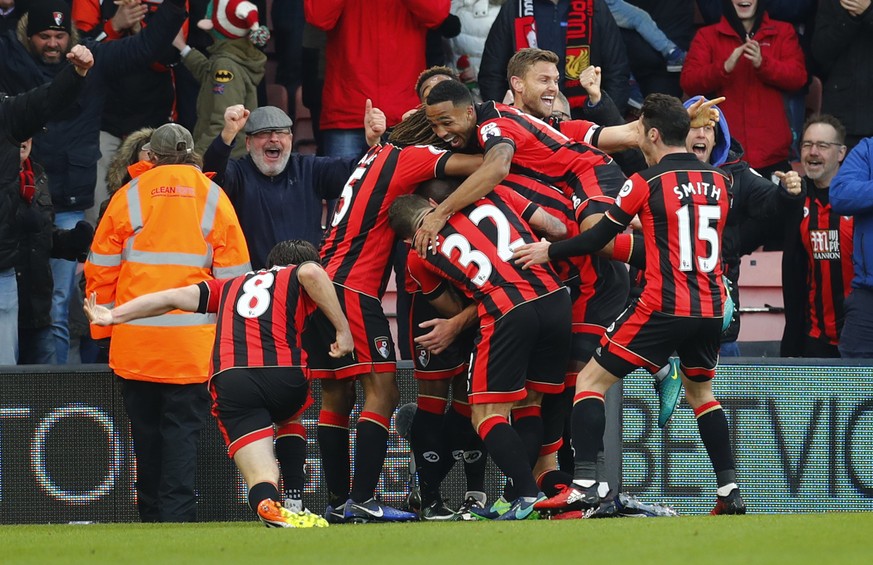 Football Soccer Britain - AFC Bournemouth v Liverpool - Premier League - Vitality Stadium - 4/12/16 Bournemouth&#039;s Steve Cook celebrates scoring their third goal with teammates Reuters / Eddie Keo ...