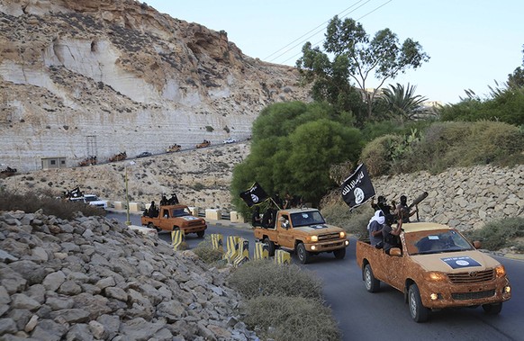 Fahrzeuge des Islamischen Jugendrats in der libyschen Stadt Derna, der dem IS Treue geschworen hat.