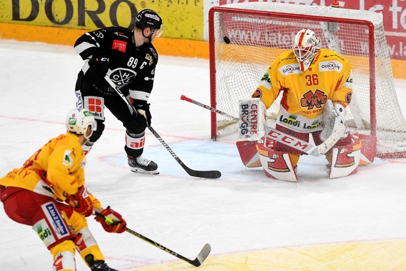 Lugano&#039;s player Mikkel Boedker, left, scores the 2-0 goal, during the preliminary round game of National League Swiss Championship between HC Lugano and EHC Biel-Bienne, at the Corner Arena in Lu ...