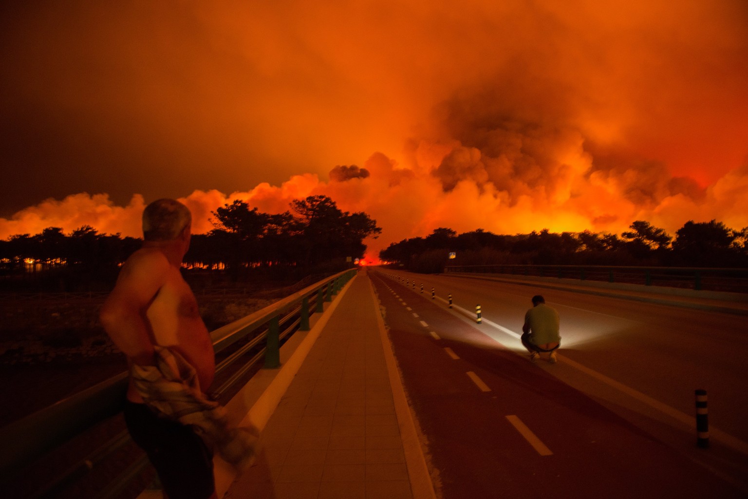 epaselect epa06268326 Residents looks to the fire in Praia da Vieira, Marinha Grande, Portugal, 15 October 2017. The National Civil Protection Authority (ANPC) said that today &#039;was the worst day  ...
