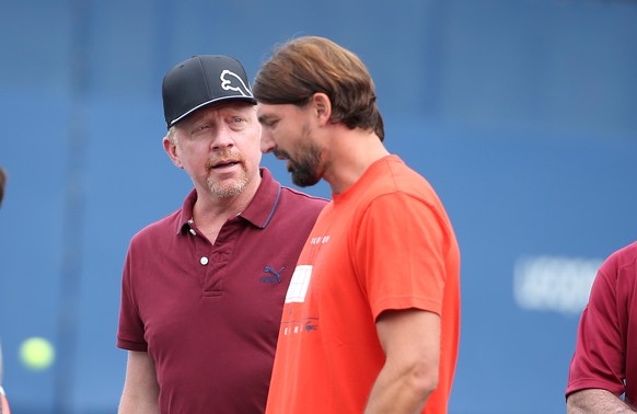 Boris Becker, Trainer von Novak Djokovic, hört Goran Ivanisevic aufmerksam zu. Einen Bericht zu den vier Halbfinal-Trainern&nbsp;lesen Sie hier.