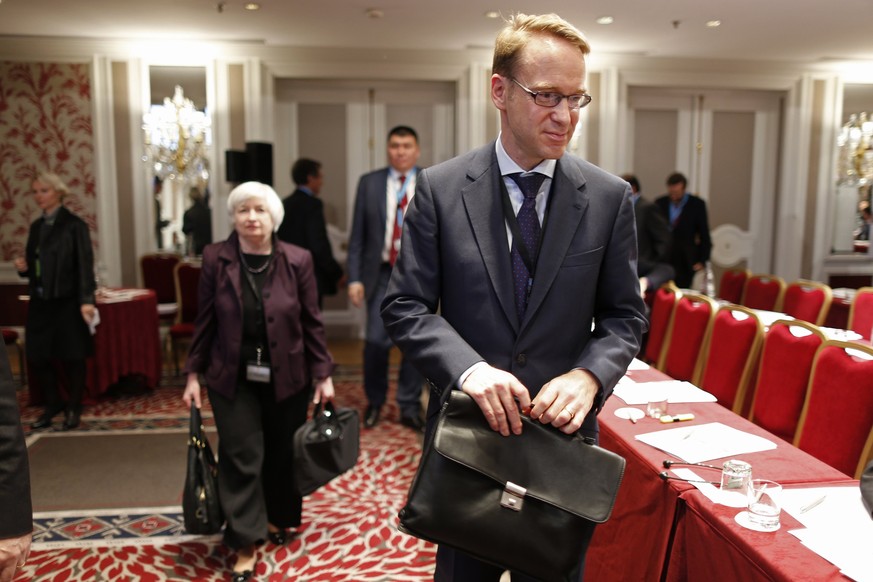 Germany&#039;s Bundesbank President Jens Weidmann (R) and U.S. Federal Reserve Chair Janet Yellen arrive to attend a conference of central bankers hosted by the Bank of France in Paris November 7, 201 ...