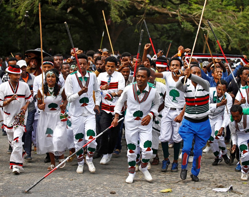 Demonstrators chant slogans during Irreecha, the thanksgiving festival of the Oromo people, in Bishoftu town, Oromia region, Ethiopia, October 2, 2016. REUTERS/Tiksa Negeri