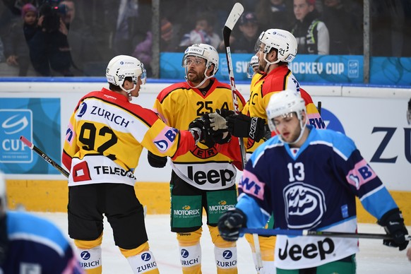 Bern&#039;s player Andrew Ebbett, center, celebrates the 0-1 goal with team mates during the round of 16 game of the Swiss ice hockey Cup between HC Ambrì Piotta and SC Bern, at the ice stadium Valasc ...