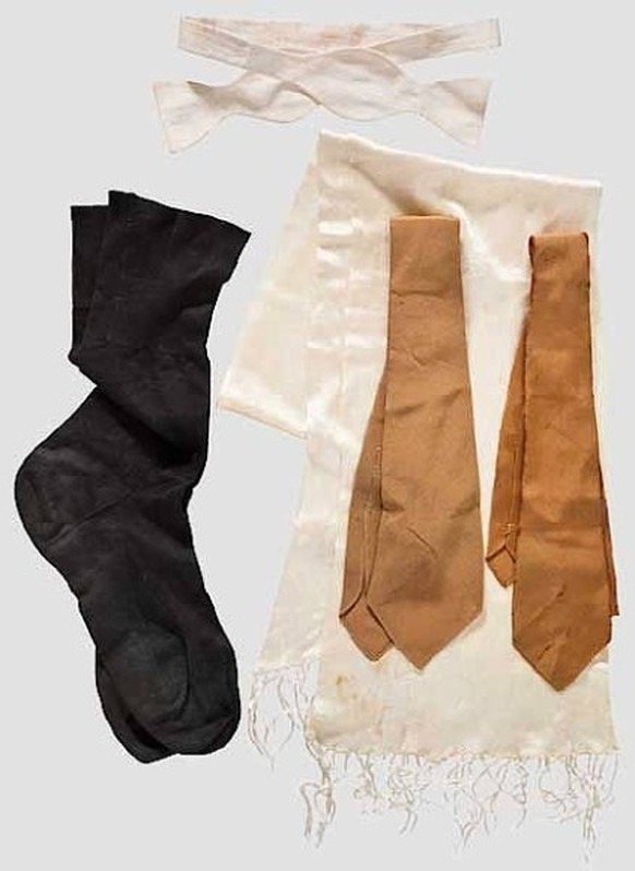 Ein Socken-Paar, ein Seidenschal, eine Fliege und zwei Krawatten – angeblich aus dem Kleiderschrank von Adolf Hitler.