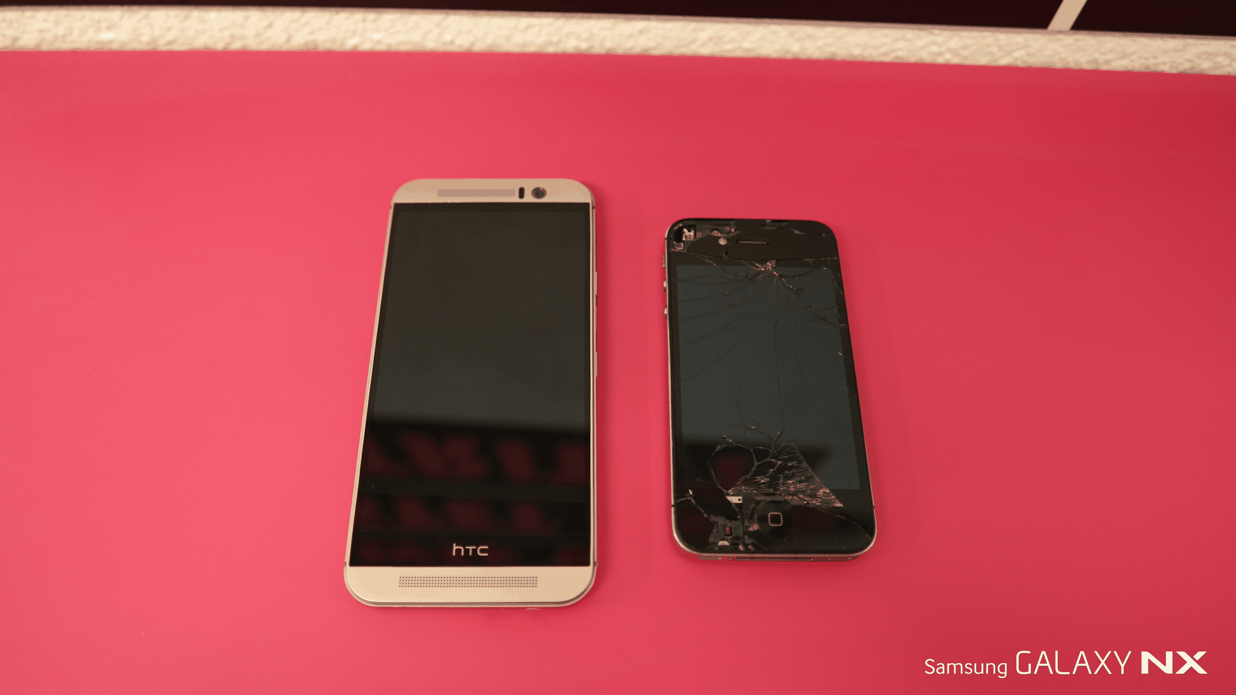 Mein iPhone 4S macht neben dem HTC One M9 nicht gerade eine gute Figur.&nbsp;Böse Zungen behaupten, das kaputte Display sei das Ergebnis von zahlreichen Candy-Crush-Ausrastern.