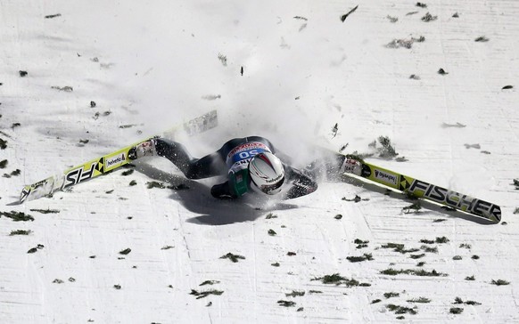 epa04986304 YEARENDER 2015 JANUARY..Switzerland&#039;s Simon Ammann falls during his second jump at the Four Hills ski jumping tournament in Bischofshofen, Austria, 06 January 2015. EPA/DANIEL KARMANN