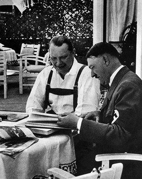 Hitler mit Hermann Göring auf dem Berghof.