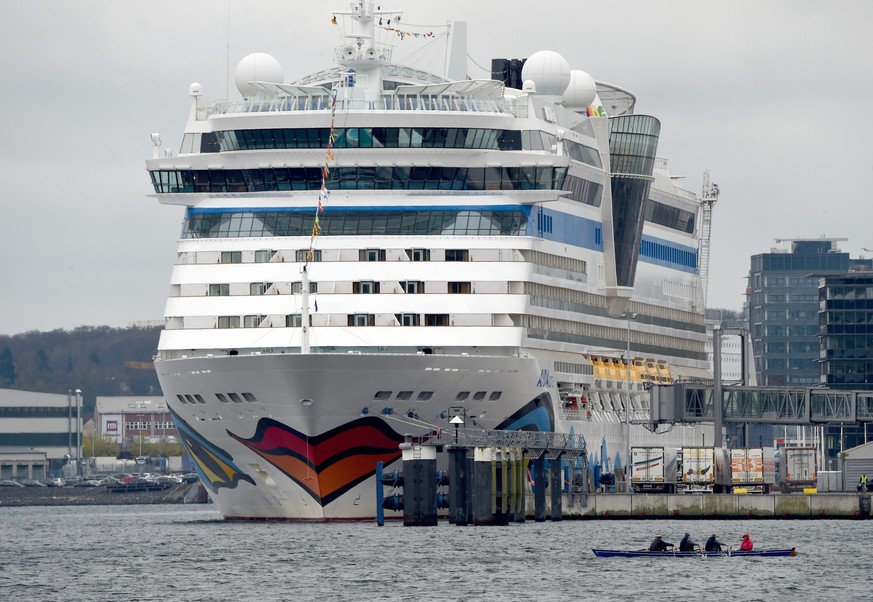 epa05276481 The cruise ship &#039;AIDAluna&#039; at the Baltic Sea pier in Kiel, Germany, 25 April 2016. The &#039;AIDAluna&#039; is the first passenger ship to put into harbor in Kiel this season. Th ...