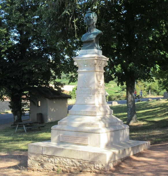 Milly-Lamartine – ein Dorf ehrt seinen Dichter Lamartine mit dem Name und einer Statue.