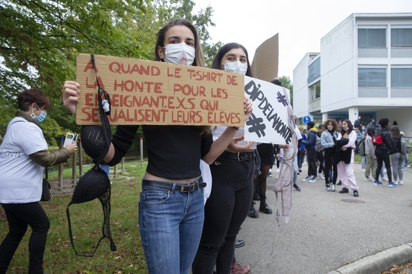 Des eleves portent des pancartes, lors d�une manifestation pour protester contre le reglement vestimentaire du DIP devant le college de Pinchat, ce mercredi 30 septembre 2020 a Geneve. Les eleves qui  ...