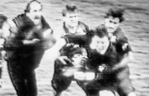 Schiedsrichter Bruno Kloetzli, zweiter von rechts, wird waehrend des NLA Spiels zwischen dem FC Sion und dem FC Wettingen von Wettingern Spielern angegriffen, aufgenommen am 7. Oktober 1989 in Sion. ( ...