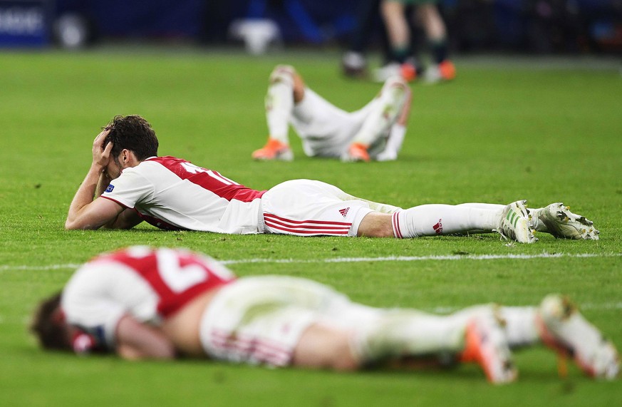 epaselect epa07556621 Players of Ajax Amsterdam react after the UEFA Champions League semi final, second leg soccer match between Ajax Amsterdam and Tottenham Hotspur in Amsterdam, The Netherlands, 08 ...