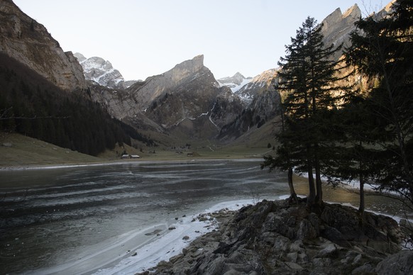 View of the black ice of the Seealpsee with the peak of Saentis in the background, in Schwende, canton of Appenzell Innerrhoden, Switzerland, on Wednesday, December 14, 2016. (KEYSTONE/Gian Ehrenzelle ...