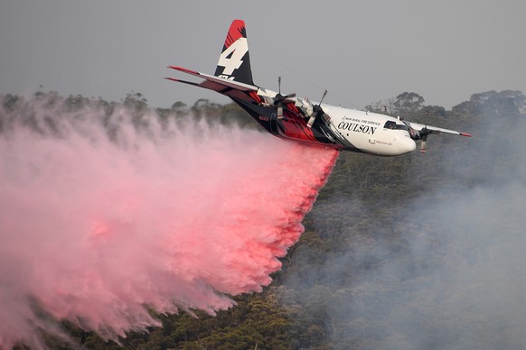 epaselect epa08116108 The NSW Rural Fire Service Large Air Tanker (LAT) drops fire retardant on the Morton Fire burning in bushland close to homes at Penrose in the NSW Southern Highlands, some 165km  ...