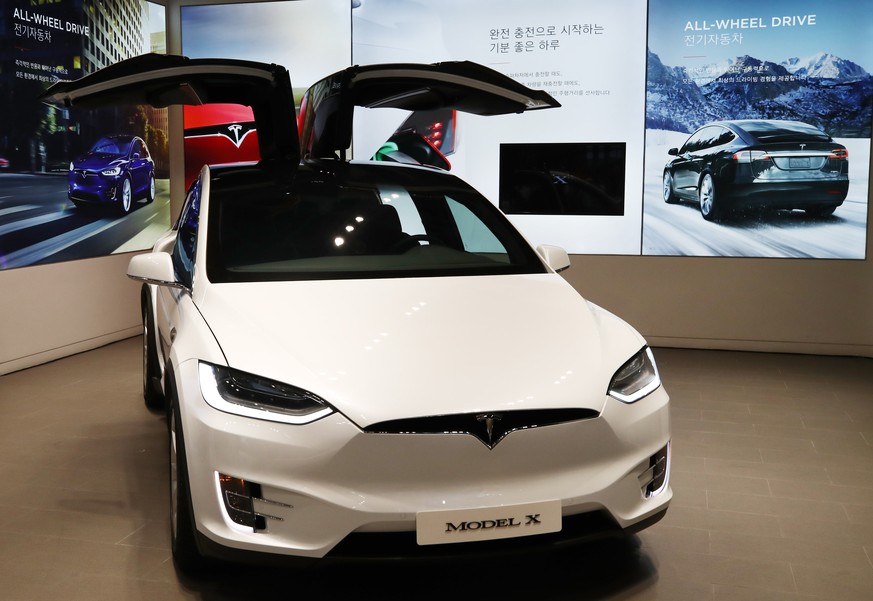 epa06954001 US electric carmaker Tesla&#039;s new SUV &#039;Model X&#039; sits on display after it was unveiled at a studio in Seoul, South Korea, 17 August 2018. EPA/YONHAP SOUTH KOREA OUT