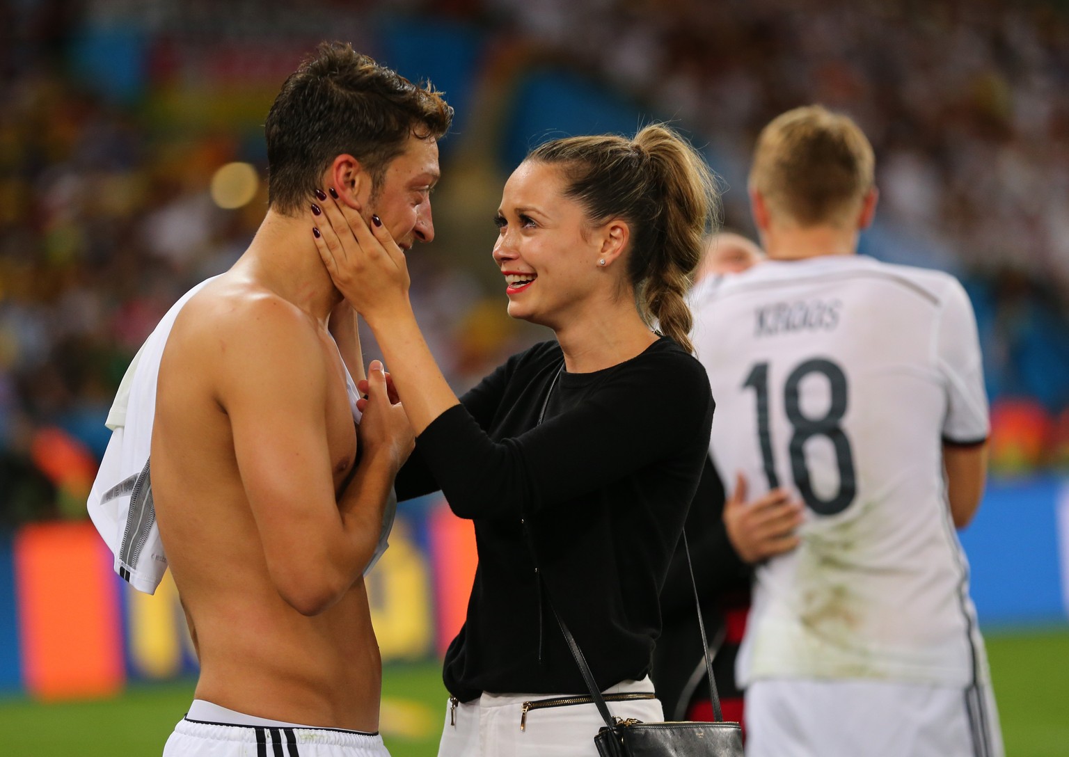 Sonst schimpft Mandy Capristo mit ihrem Mesut Özil, dass er sich ohne Shirt erkälte – nach dem WM-Triumph liess sie ihn für einmal gewähren.