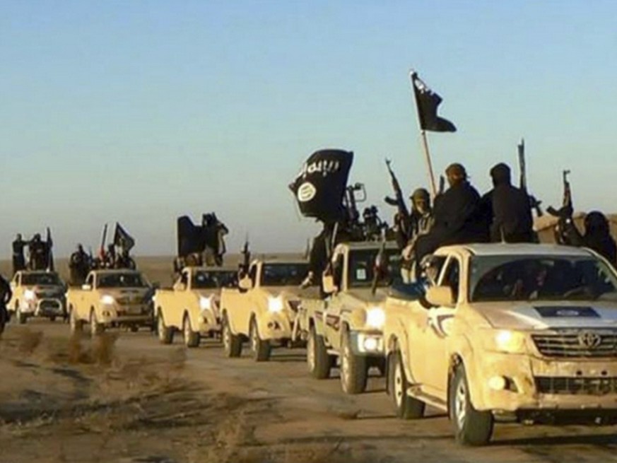 Ein Konvoi von Kämpfern der Terrormiliz Islamischer Staat (IS) auf dem Weg von ihrer damaligen &quot;Hauptstadt&quot; Rakka in Syrien in den Irak (Aufnahme von 2014).