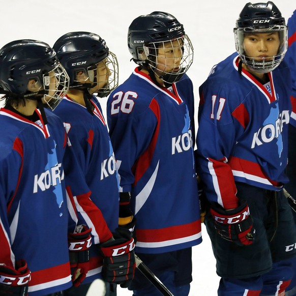 epa06495747 The athletes of Team Korea stand in line after the Women&#039;s Ice Hockey friendly match Korea vs Sweden at Seonhak International Ice Rink in Incheon, South Korea, 04 February 2018. The f ...