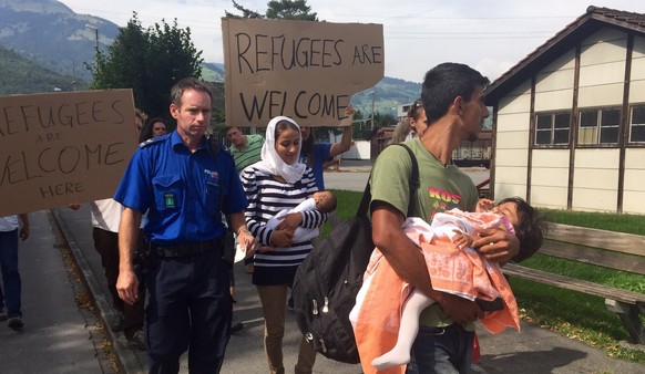 Flüchtlinge auf dem Weg zum Polizeiposten in Buchs SG.