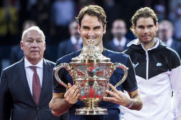 CORRECTS FIRST NAME OF BRENNWALD -Switzerland&#039;s Roger Federer, center, with the trophy, next to Spain&#039;s Rafael Nadal, right, and tourdirector Roger Brennwald, left, after their final match a ...