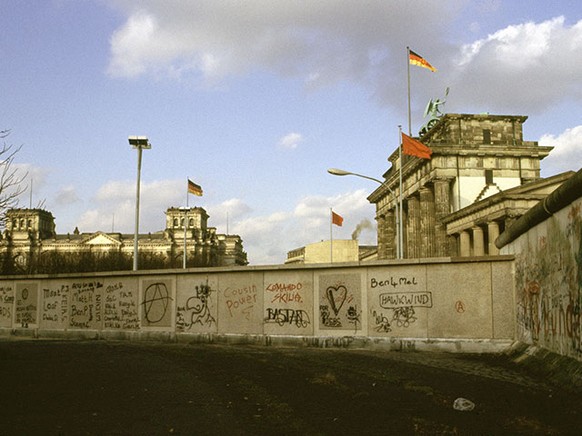 Deutschland Berlin (Westberlin) Tiergarten - Mauer an der Ebertstrasse, dahinter das Brandenburger Tor - 01.01.1984