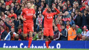 Liverpools Torschütze Sturridge (rechts) und Captain Gerrard feiern das Tor zum 2:1.