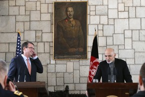 Ein Grund für einen verlängerten Aufenthalt der US-Truppen könnte die bessere Zusammenarbeit mit Präsident Ashraf Ghani (rechts) sein.&nbsp;
