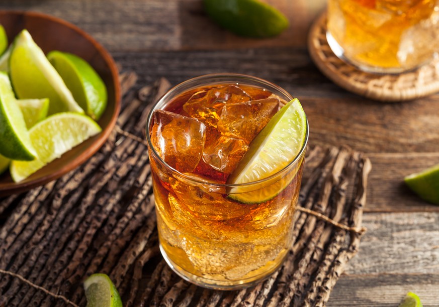 dark and stormy rum ginger beer alkohol drink cocktail