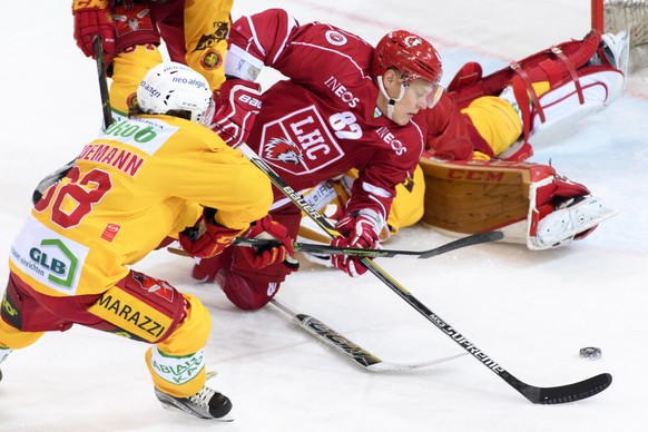 LÕattaquant de Langnau Sven Lindemann, gauche, lutte pour le puck avec lÕattaquant lausannois Harri Pesonen, droite, lors du match du championnat suisse de hockey sur glace de National League LNA, ent ...