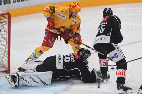 From left, Lugano&#039;s goalkeeper Sandro Zurkirchen, Tiger&#039;s player Harri Pesonen and Lugano?s player Thomas Wellinger, during the preliminary round game of National League A (NLA) Swiss Champi ...