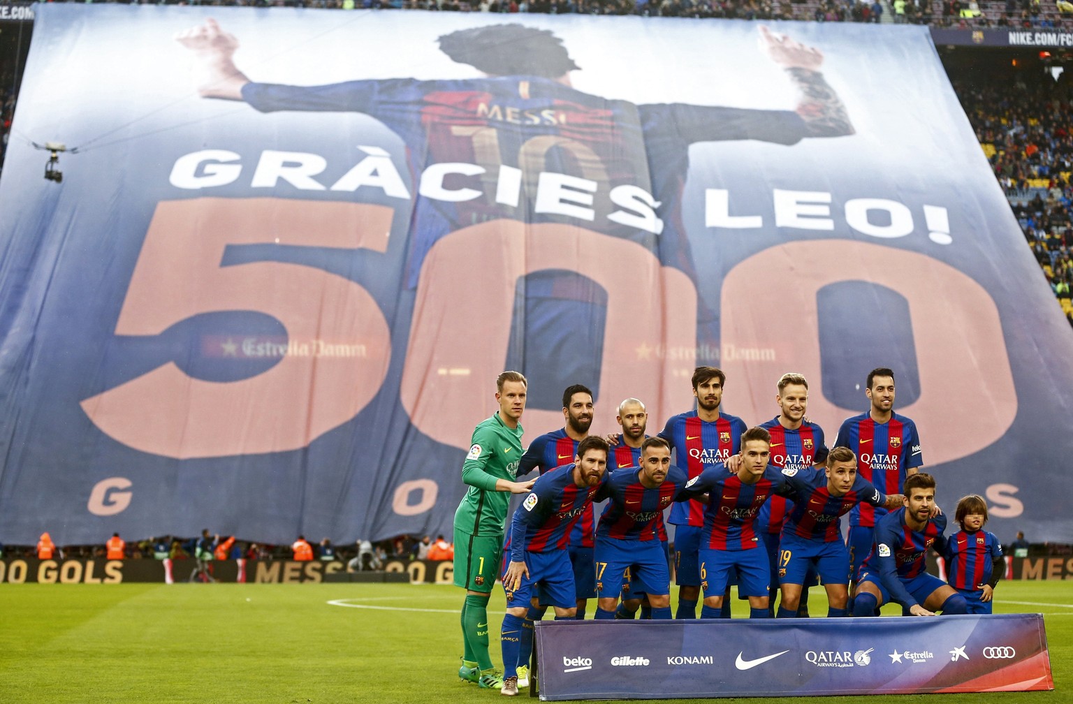 epa05929328 FC Barcelona&#039;s supporters display a banner reading &#039;Thanks Leo! 500&#039; celebrating the 500th competitive that Lionel Messi scored for Barcelona prior the Primera Division socc ...