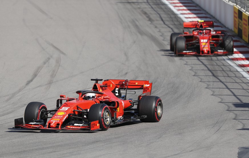 ARCHIVBILD ZUM KEYSTONE-SDA-PREMIUMTEXT ZUR SITUATION BEI FERRARI --- epa07879485 German Formula One driver Sebastian Vettel of Scuderia Ferrari (L) and Monaco&#039;s Formula One driver Charles Lecler ...
