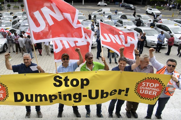 Des chauffeurs de Taxi lausannois manifestent contre la reconnaissance de Uber comme centrale d&#039;appels ce mardi 8 mai 2018 a Lausanne. Les chauffeurs de taxi de la region lausannoise, soutenu par ...