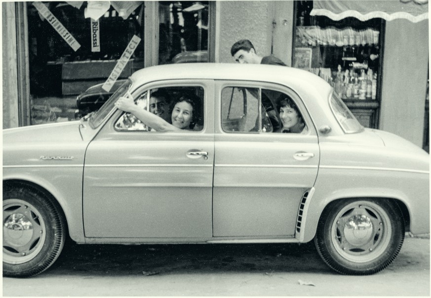 Auto-Freak Elisabeth (am Steuer) fährt 1962 nach Italien, um Spass zu haben.