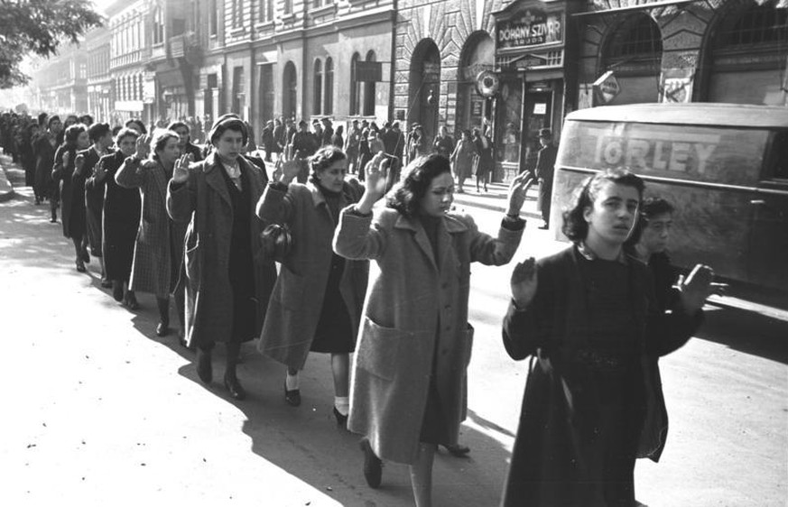 Spanische Gesandte verhalfen – gegen die Weisung Francos – Tausenden Juden zur Flucht. Im Bild: Ungarische Jüdinnen werden in Budapest auf offener Strasse verhaftet.