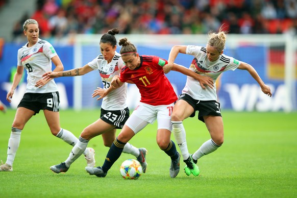 epa07643920 Sara Doorsoun (2-L) and Kathrin Hendrich (R) of Germany in action against Alexia Putellas (C) of Spain during the FIFA Women&#039;s World Cup 2019 preliminary round soccer match between Ge ...