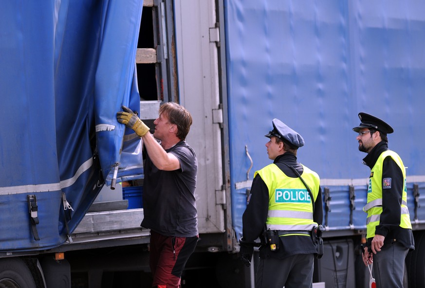 Polizisten an der tschechisch-österreichischen Grenze kontrollieren einen Truck.&nbsp;