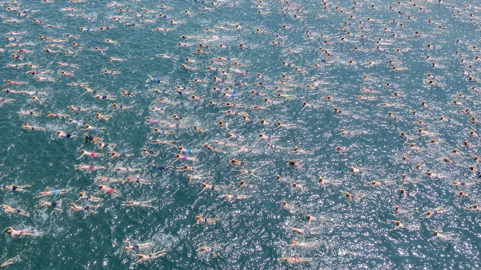 Teilnehmerinnen und Teilnehmer der Zuercher Seeueberquerung stuerzen sich bei hochsommerlichen Temperaturen in das erfrischende Wasser des Zuerichsees, aufgenommen am Mittwoch, 3. Juli 2019 in Zuerich ...