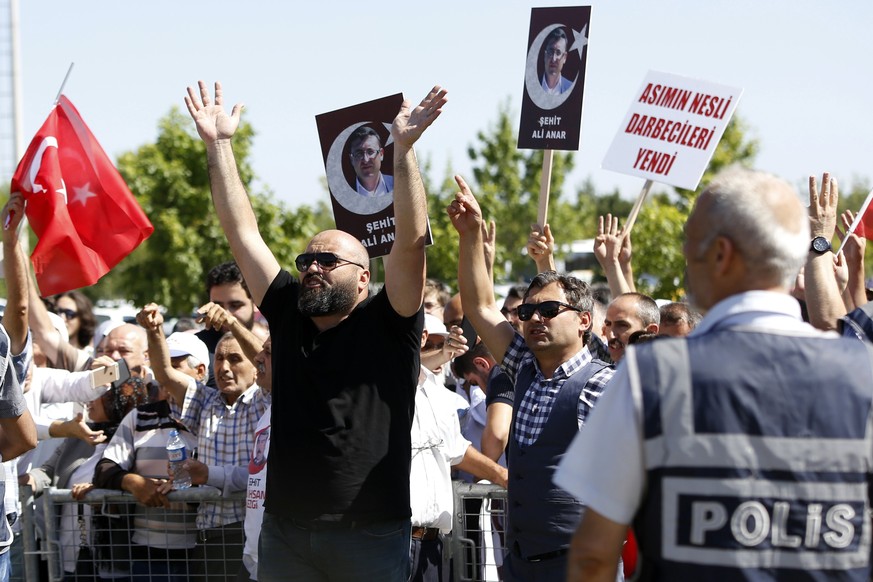 epa06119626 People protest against arrested soldiers who participated in an attempted coup d&#039;etat on 15 July 2016 in Turkey, as they arrive at the court inside of the Sincan Prison before trial i ...