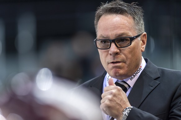 Chris McSorley, coach du Geneve-Servette HC, reagit, lors du match du championnat suisse de hockey sur glace de National League LNA, entre le Geneve Servette HC et le SC Bern, SCB, ce mercredi 3 octob ...