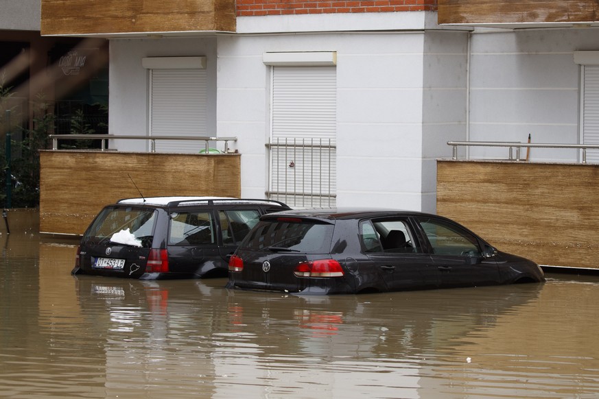 epa08931142 Cars are submerged in flood water in the town of Fushe Kosove, Kosovo, 11 January 2021. Due to heavy rain showers many areas were flooded across Kosovo. EPA/VALDRIN XHEMAJ