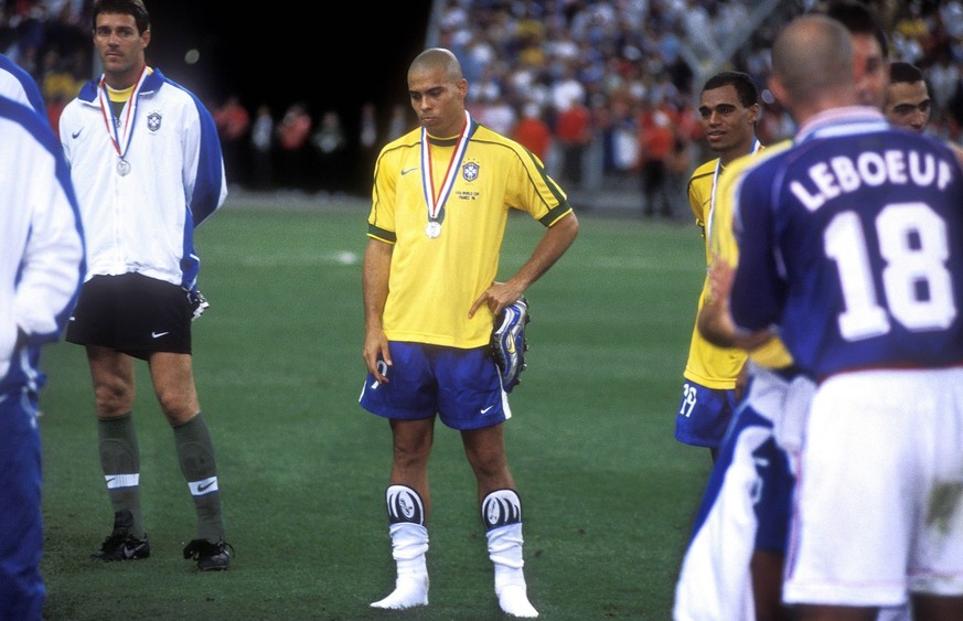 Ein enttäuschter Ronaldo mit der Silbermedaille um den Hals.
