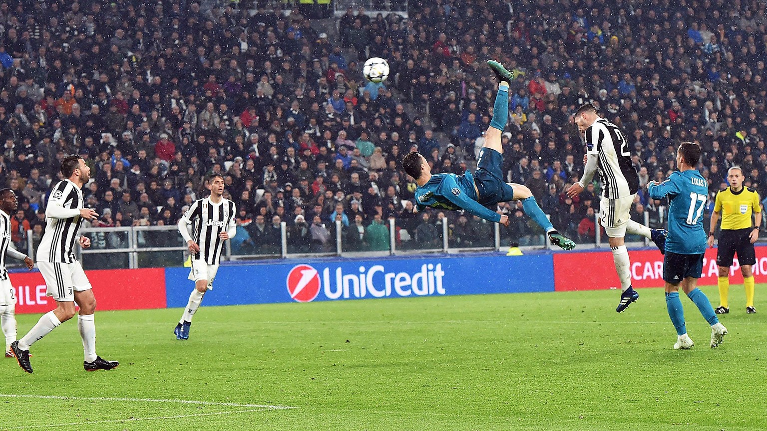 epa06644070 Real Madrid&#039;s Cristiano Ronaldo (C) scores the 2-0 goal during the UEFA Champions League quarter final first leg soccer match between Juventus FC vs Real Madrid CF at Allianz stadium  ...