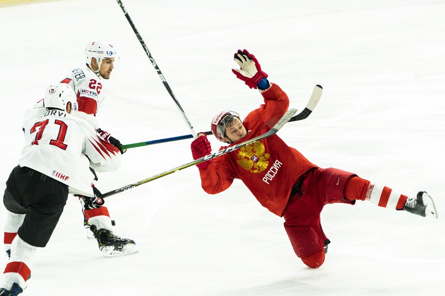 epa06731850 Yevgen Dadonov (R) of Russia in action against Nino Niederreiter (back L) of Switzerland during the IIHF World Championship Group A ice hockey match between Russia and Switzerland at the R ...
