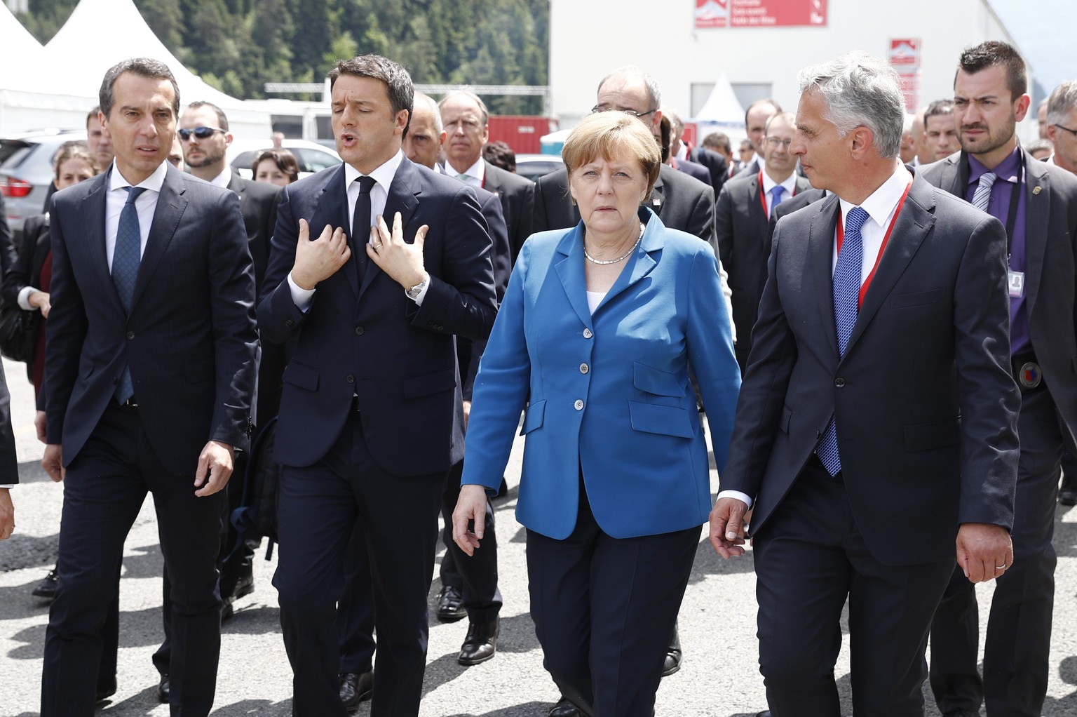 Aussenminister Didier Burkhalter auf dem Festgelände mit Angela Merkel, Matteo Renzi und Christian Kern (von rechts).