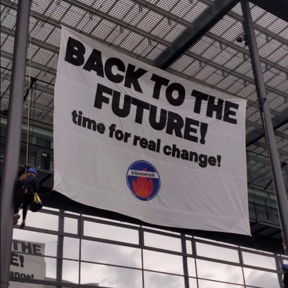 Das Banner der Klimastreiker am 11. Mai in den Messehallen in Zürich-Oerlikon.