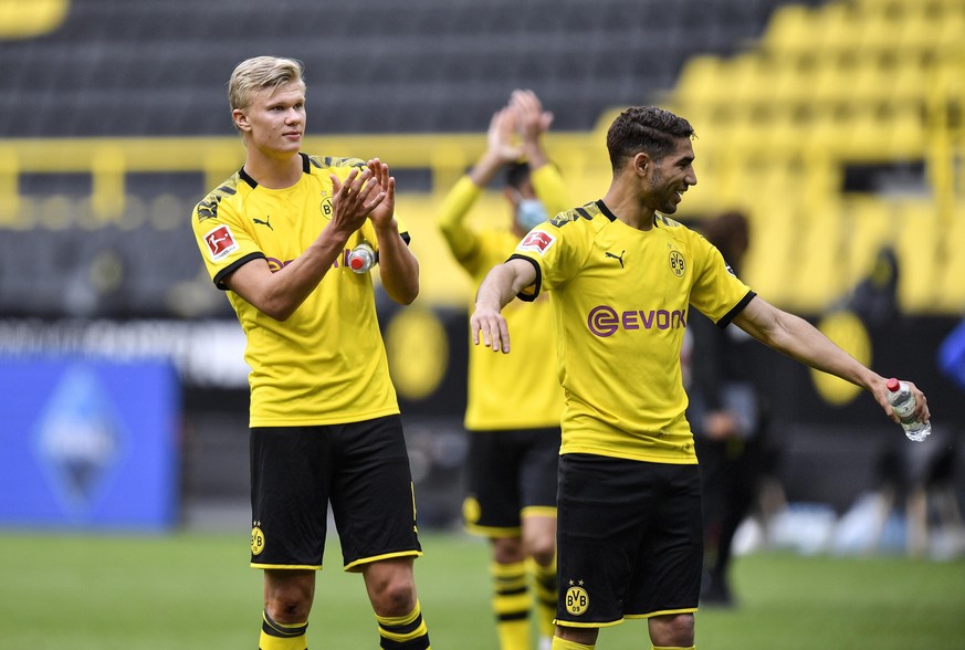 epa08426531 Dortmund&#039;s Erling Haaland (L) claps to the empty stands after winning the German Bundesliga soccer match between Borussia Dortmund and Schalke 04 in Dortmund, Germany, 16 May 2020. Th ...
