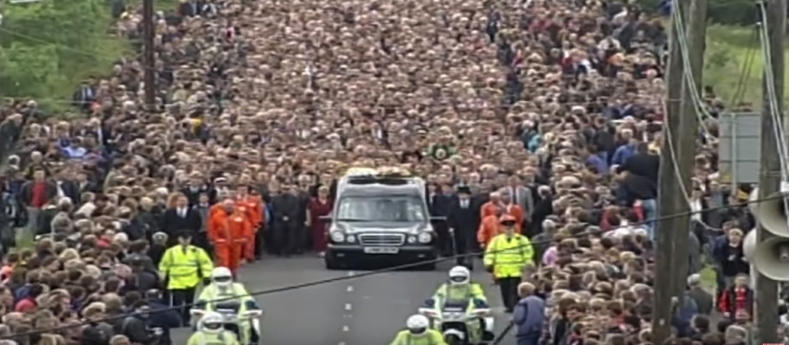 Joey Dunlop wird zu Grabe getragen. 50'000 Trauergäste begleiten seine letzte Fahrt.