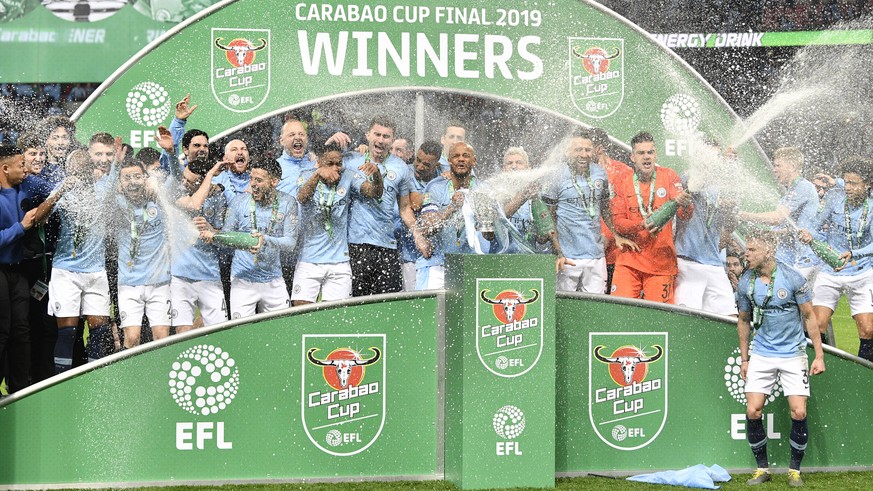 epa07393977 Manchester City&#039;s players celebrate with the trophy after winning the English League Cup final between Chelsea FC and Manchester City at Wembley stadium in London, Britain, 24 Februar ...